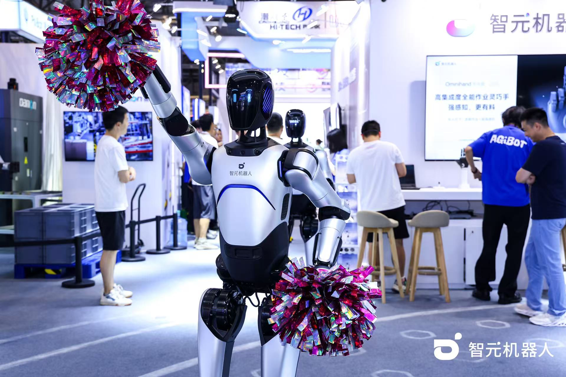im电竞机器人 WAIC 首日展台火爆，机器人家族集体打工忙不停